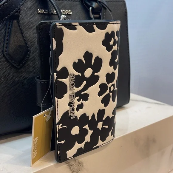 Michael Kors Jet Set Medium Floral Print Bi-Fold Wallet
Black 
NWT - Picture 5 of 16